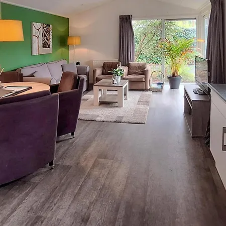 2 Bedroom Lovely Stacaravan In אתר קמפינג