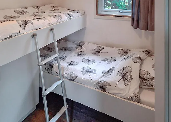 2 Bedroom Lovely Stacaravan In